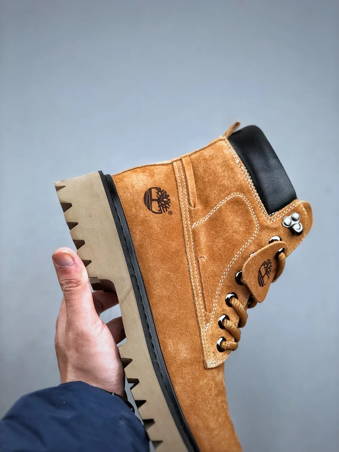 Local pick-up💰560 supports store release. New goods🚀#Timberland Timberland/Timberland New autumn and winter products (plush lining🔥warm and heat-locking) autumn and winter essential outdoor casual rhubarb boots series #Guangdong Dachang quality Original box original packaging Fashion and trend matching The fabric is made of Italian 🇮🇹 top frosted fine-grained cowhide with anti-odor and anti-corrosion genuine leather latex insoles The outsole and hardware are all made from factory raw materials. They are the same as the original Goodyear glue process. Good products do not kill pigs. The quality of the first order is strictly controlled. Exclusively launched on the entire network. The quality is beyond doubt. The full set of official website unified packaging gives you a perfect wearing experience. The quality is exquisite and durable. A must-have for sportsmen. Specializes in not being handsome. High-quality foot feel is first-class. This winter is suitable for outdoor cold protection. Daily casual matching. Size: 38 39 40 41 42 43 44 (leather shoe size)